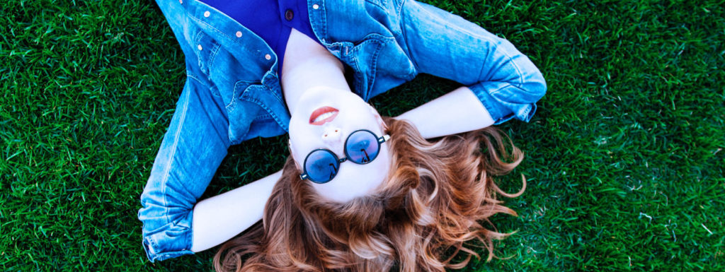 Une femme est couchée sur la pelouse.